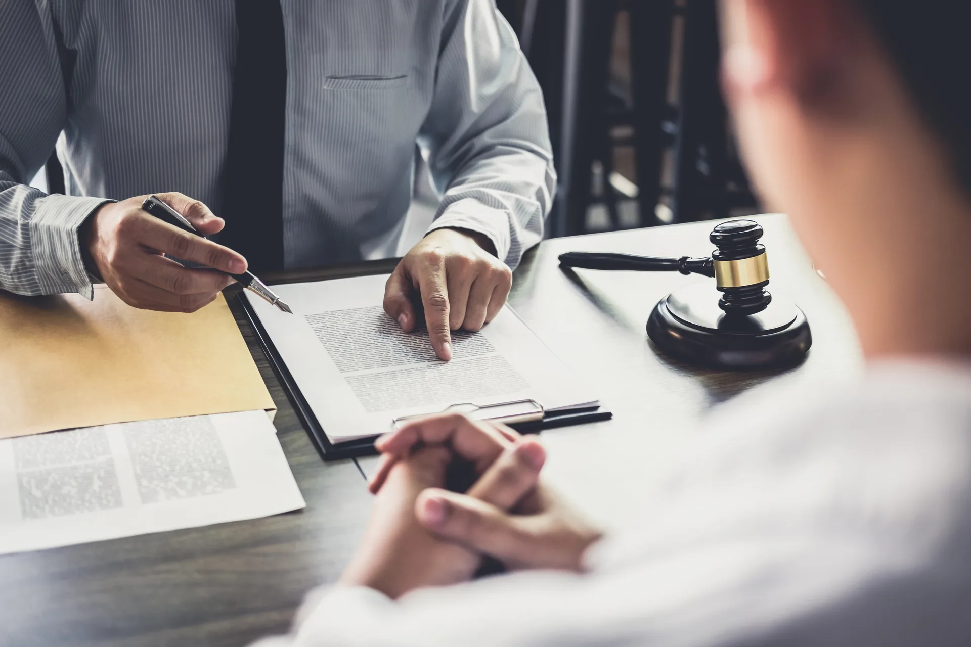 EXPROPRIATION POUR CAUSE D'UTILITE PUBLIQUE : LES EXPROPRIES SONT TENUS DE CONSTITUER AVOCAT DES LA PREMIERE INSTANCE